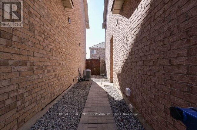 Building Photo - 128 Watsonbrook Dr