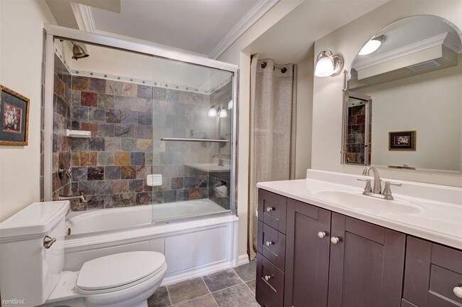 Building Photo - 2 br, 2 bath Apartment - 8 Royal Palm Way