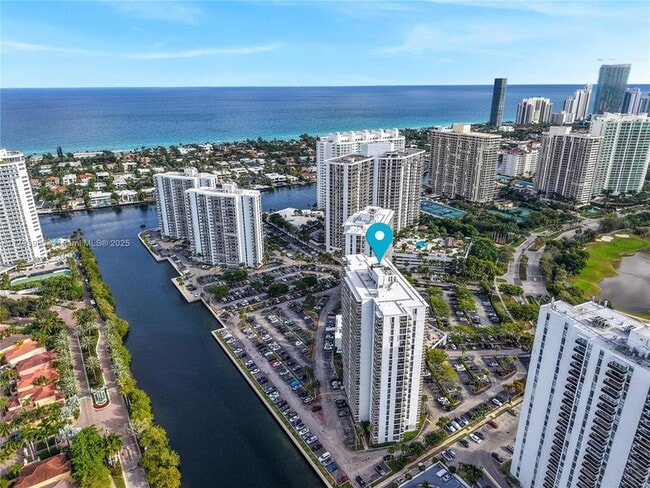 Foto del edificio - 3701 N Country Club Dr