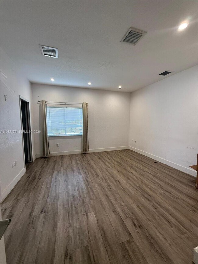 Foto del edificio - 718 SE 12th Ter