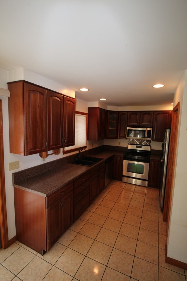 Building Photo - 3100 Ridgewood Dr