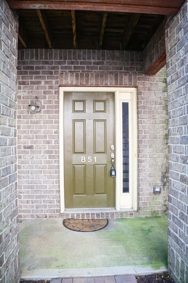 Building Photo - 851 Stratum Way SE