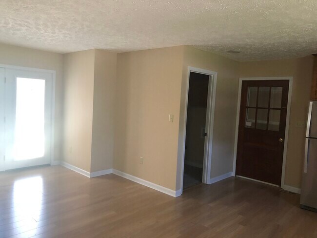 Great Room - 22 Coatsland Dr
