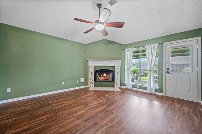 Foto del edificio - 3330 Red Cedar Dr