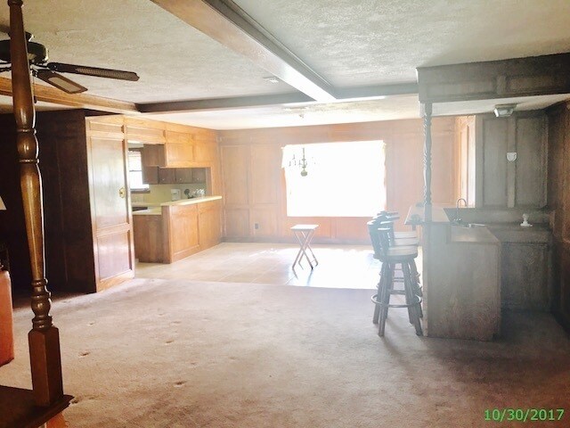 Foto del edificio - BIG 1 ACRE LOT HOME. HUGE MASTER BEDROOM O...