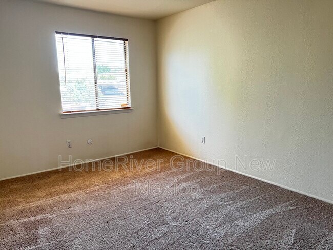 Building Photo - 939 Country Club Dr SE