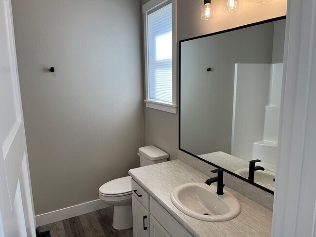 Foto del edificio - 2 bed, 2 bath newer construction Available...