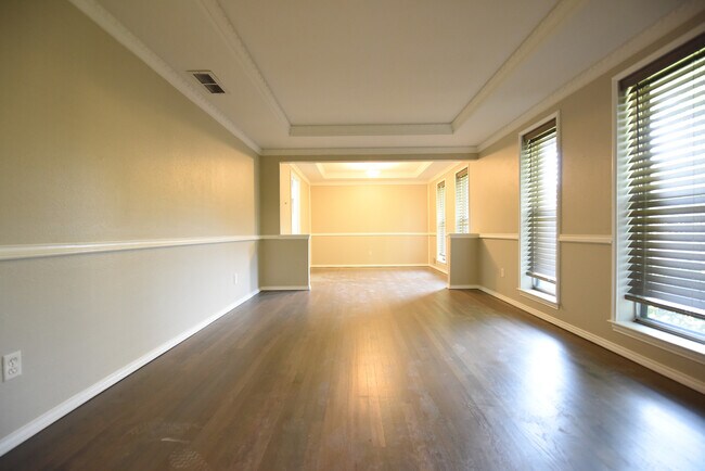 Building Photo - Remodeled Unit ready for rent!