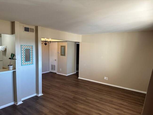 Foto del edificio - Beautiful move in ready first story condo.