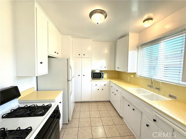 Foto del edificio - 665 S Lake Ave