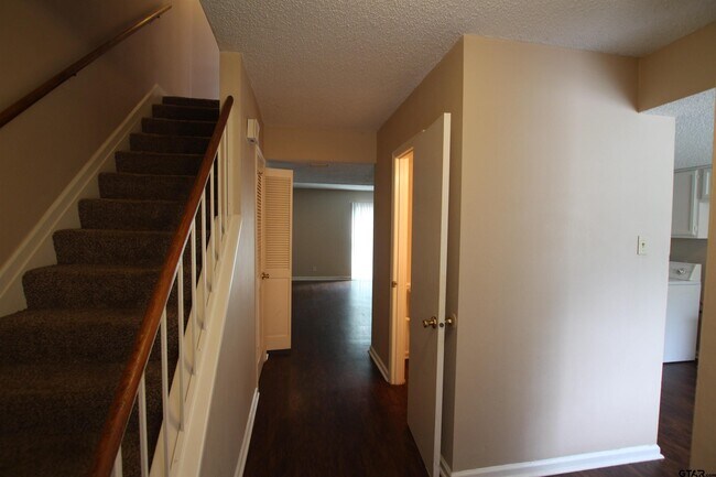 Building Photo - 2520 Delmar St