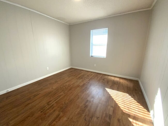 Building Photo - Welcome to Ravenwood Drive!