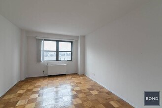Building Photo - 400 E 89th St