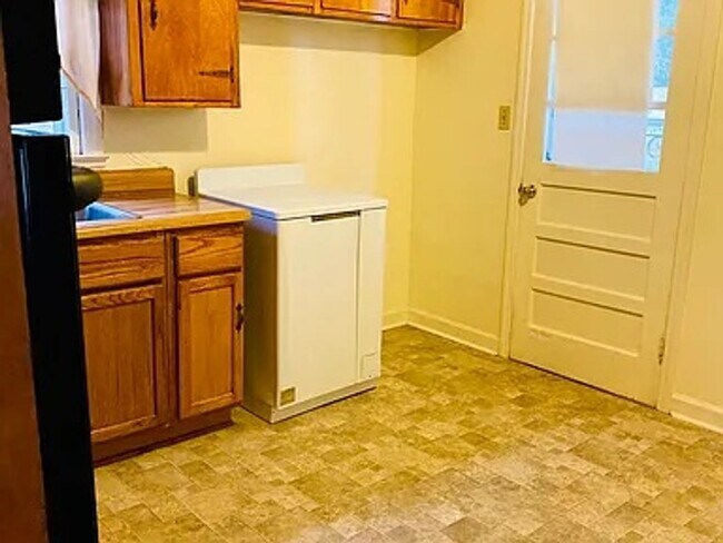Foto del edificio - A well maintained 3 bedroom 1 bath brick r...