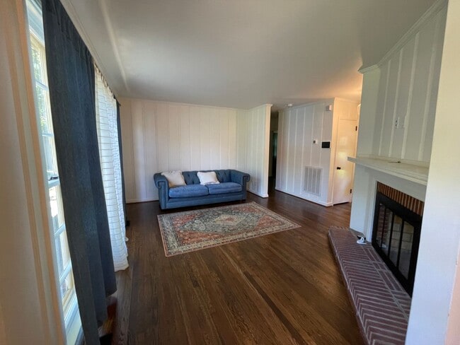 Building Photo - Beautiful Home located on .53 Wooded Corner Lot.