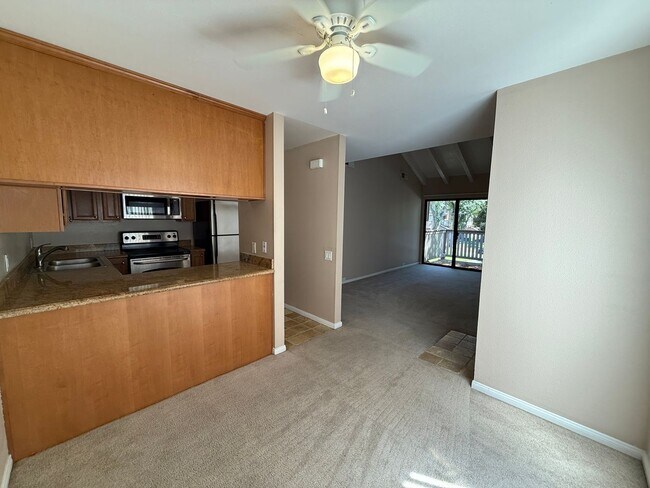 Foto del edificio - 2 bed 2 bath upstairs condo available to m...