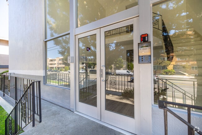 Entrada - BEAUTIFUL REMODELED 1 AND 2 BEDROOM UNITS IN PRIME LOCATION