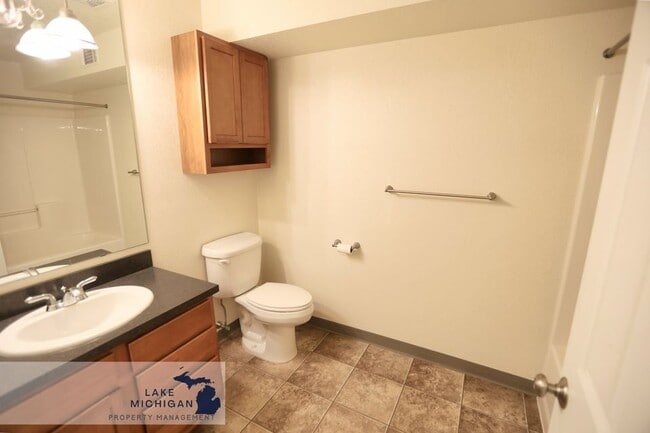 Building Photo - 18400 N Ridge Ct