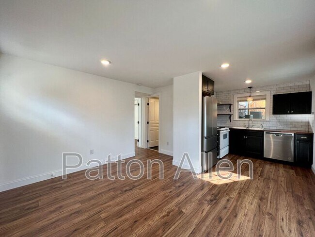 Building Photo - 125 Burton St