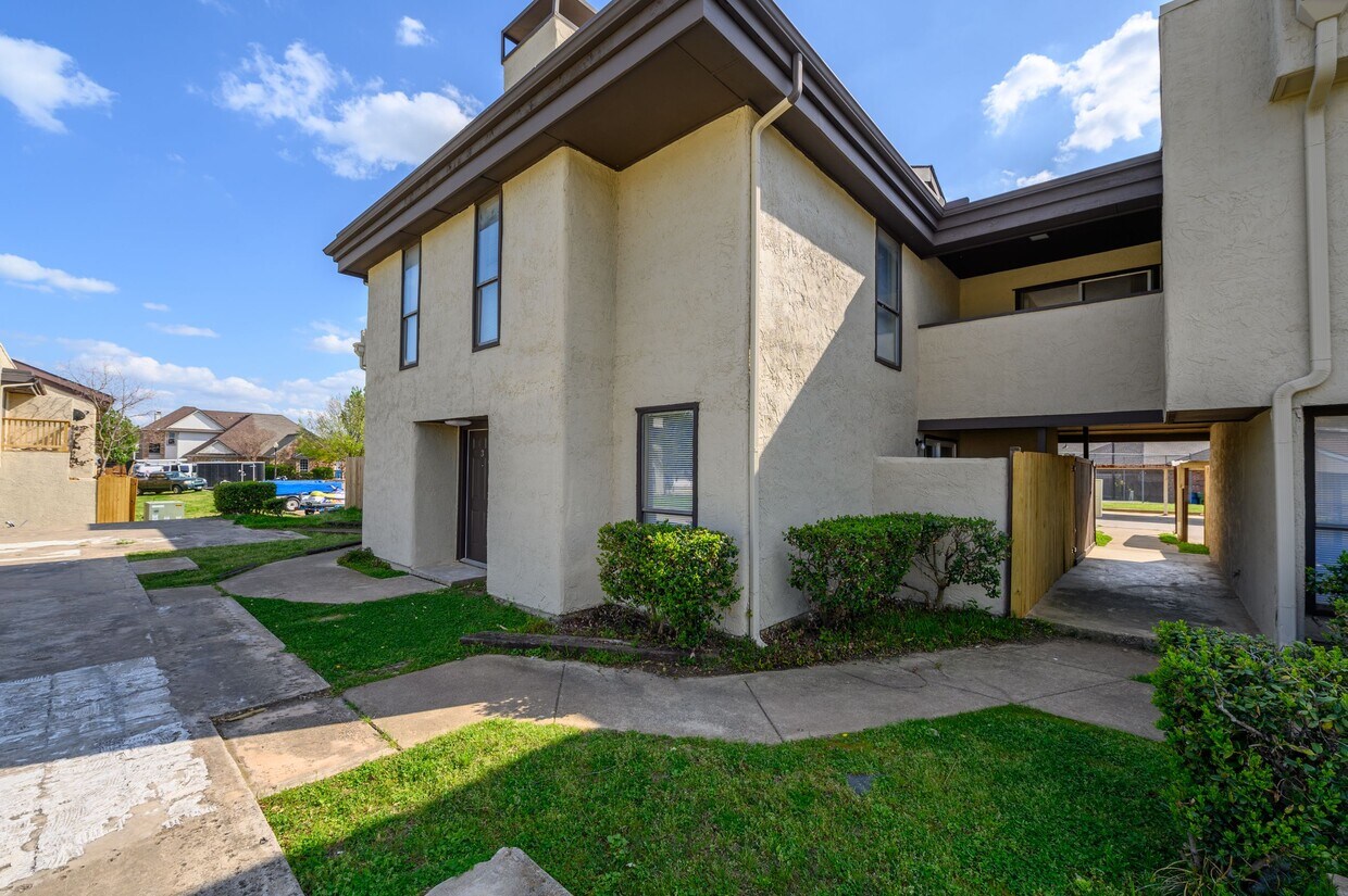 Primary Photo - 413 Lakeway Dr