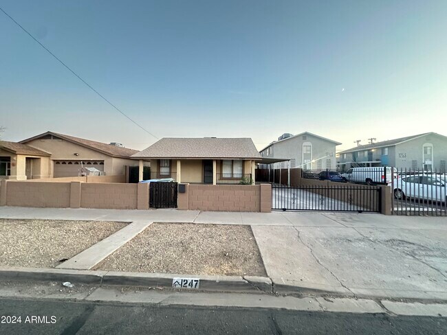 Foto del edificio - 1247 W Pierce St