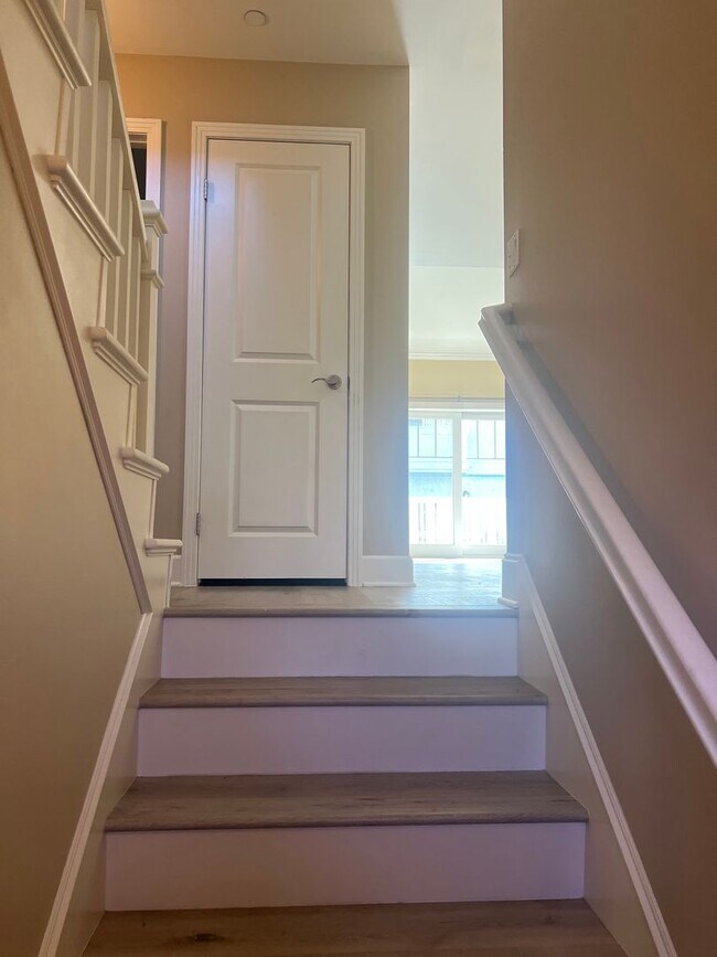 Foto del edificio - Modern 2-Bed, 2.5-Bath Townhome in Gardena – Stylish Living with Spacious Comfort!