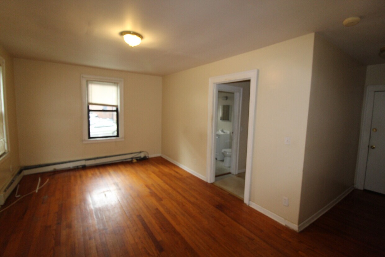 Primary Photo - 179 Sigourney St
