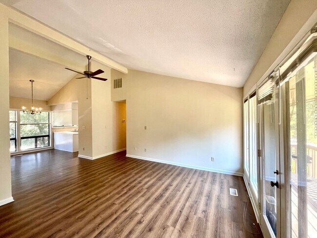 Foto del edificio - UPDATED 2 bedroom apartment in the OAKs, w...