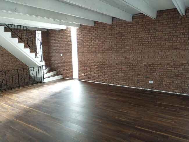 Building Photo - 417 S Summit St