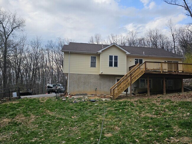 Parte trasera de la casa - 852 Gray Fox Rd