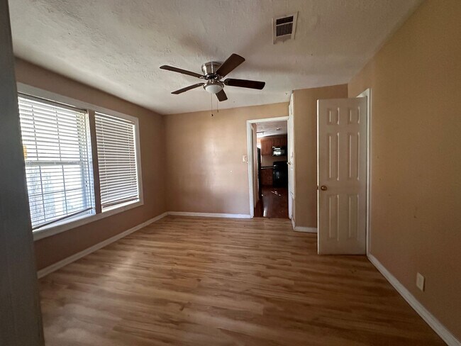 Building Photo - Spacious 3/2 available now!