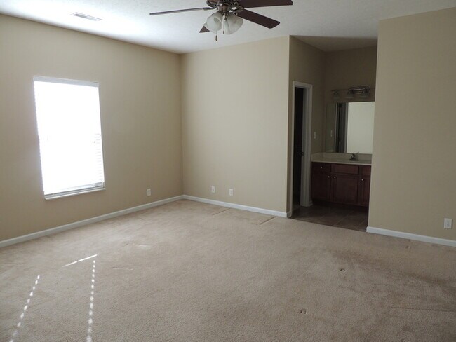 Foto del edificio - 2 bed, 2 bath, 2 car garage ranch style townhouse in N. Knoxville