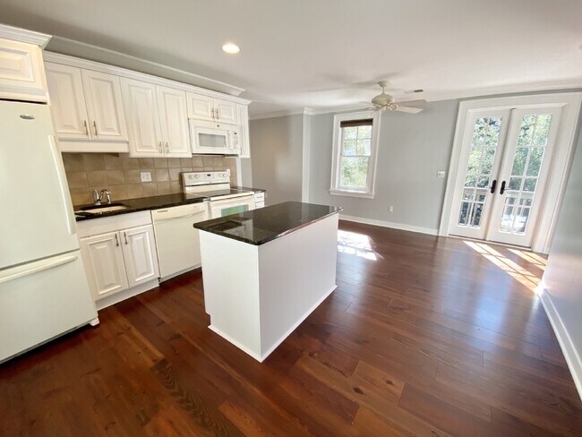 Building Photo - Above-Garage Apartment for Rent in Old Tow...