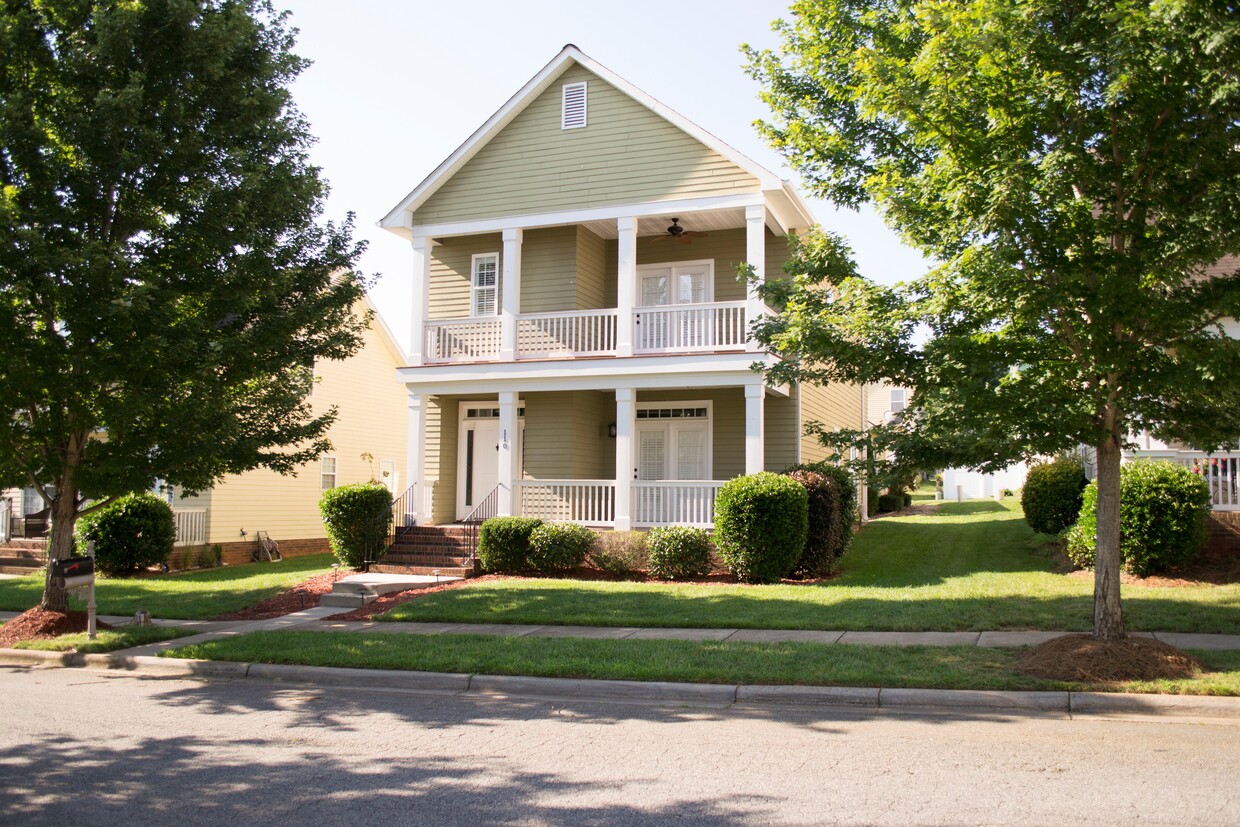 Amazing Saussy Burbank home with front porch and balcony - 110 E Fenway Ave