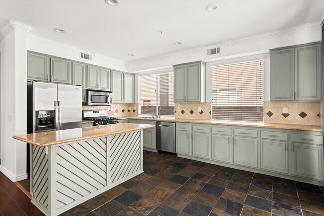 Foto del edificio - Beautiful 2 Story Home
