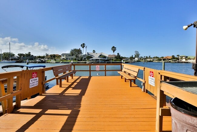 Building Photo - Intracoastal 2 bed/ 2 ba condo with lots o...