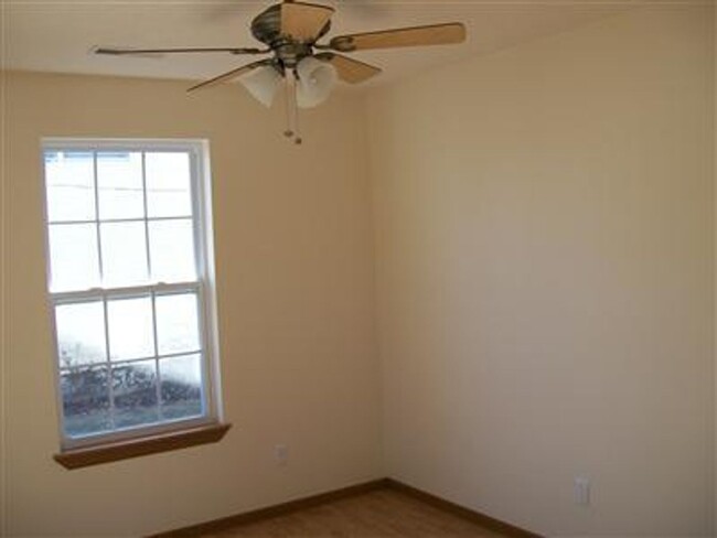 Building Photo - 2 Bedroom | 1 Bathroom | 1000 square feet,...