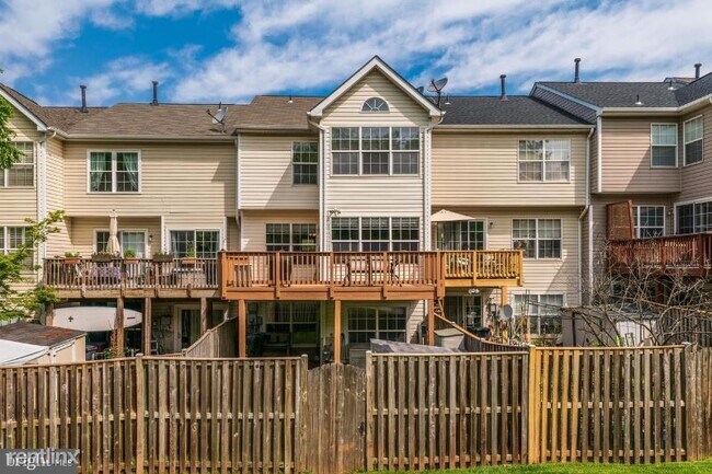 Building Photo - 10261 Magnolia Grove Dr