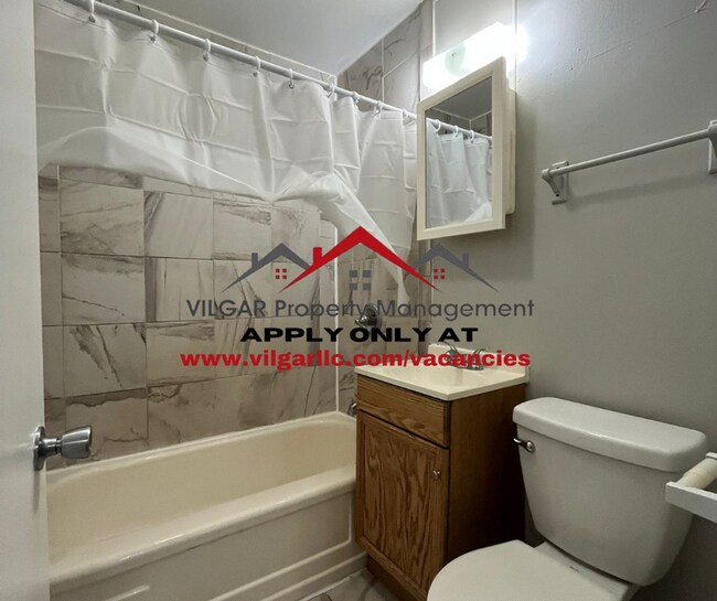 Foto del edificio - Step into comfort and security in this bea...