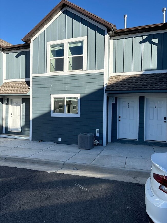 Building Photo - Pet Friendly Townhome in Evanston