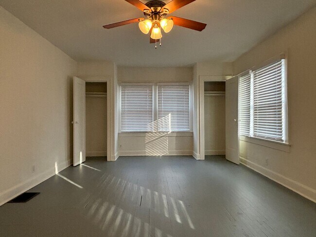 Building Photo - Large 2 Bed 1 Bath With Fenced in Yard & Deck!