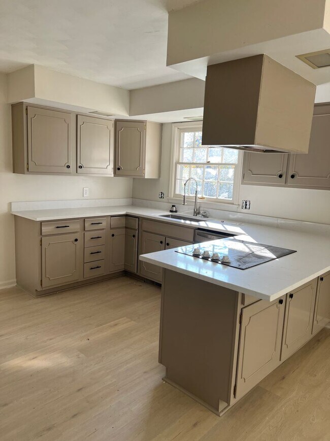 Foto del edificio - West Lafayette Home, Fenced Backyard, Attached 2 Car Garage, Stainless Appliances, Full Basement