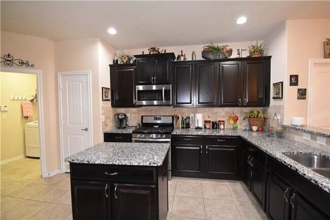Building Photo - Beautiful Home - Community Pool - Great Ba...