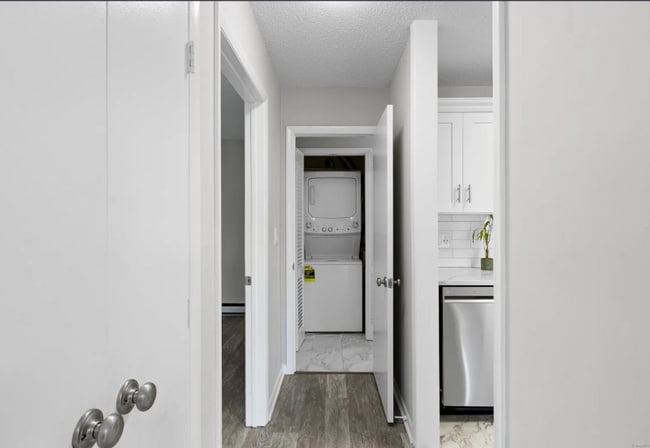 Building Photo - 19 Somers St