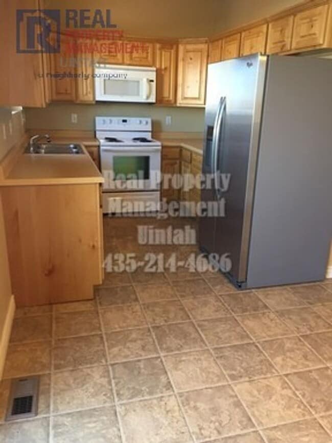 Building Photo - 3 Bedroom 2.5 Bathrooms Town Home