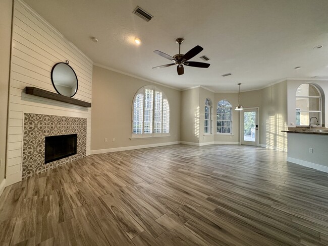 Foto del edificio - 8528 Woodbriar Dr