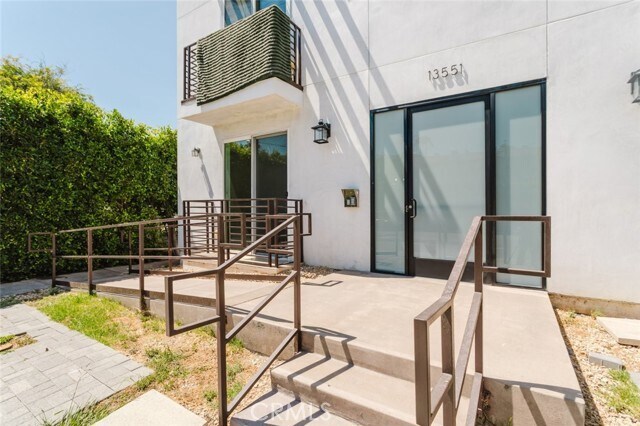 Foto del edificio - 13551 Burbank Blvd