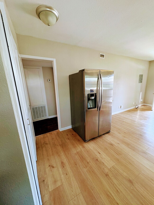 Foto del edificio - Room in House on Rounds St
