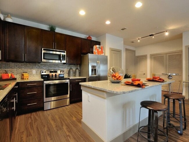 Foto del edificio - 5270 Town and Country Blvd