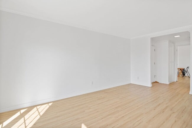 Building Photo - Stylish 1-Bedroom Apartment with Private B...